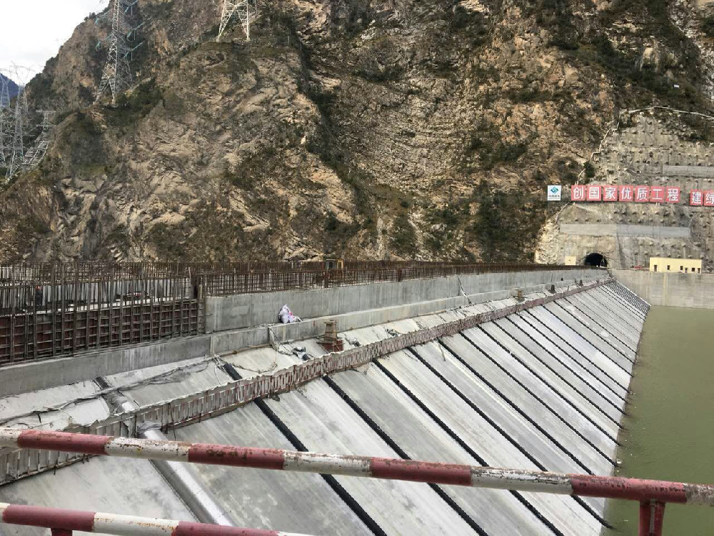 猴子巖水電站大壩工程壩頂結(jié)構(gòu)