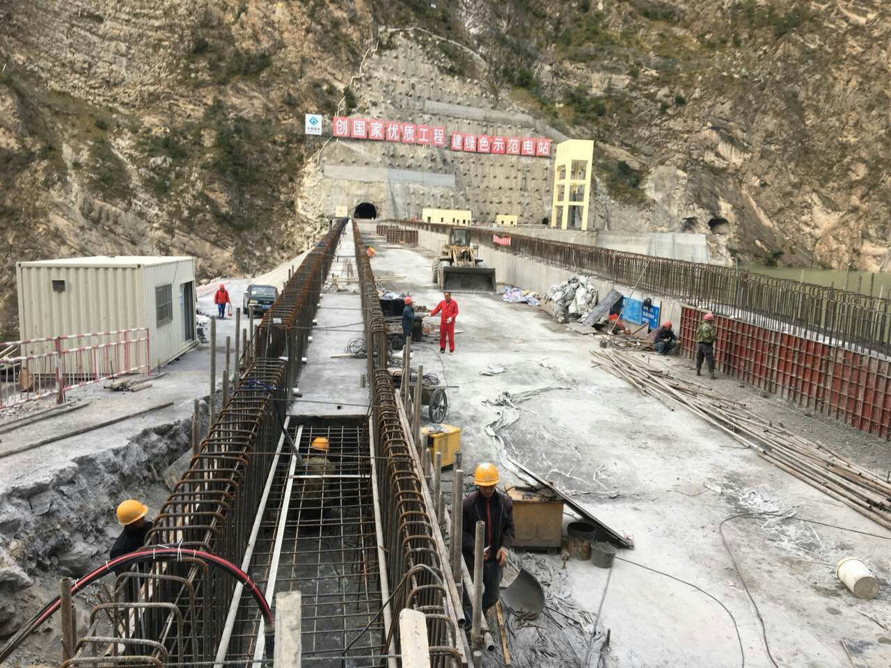 猴子巖水電站大壩工程壩頂結(jié)構(gòu)