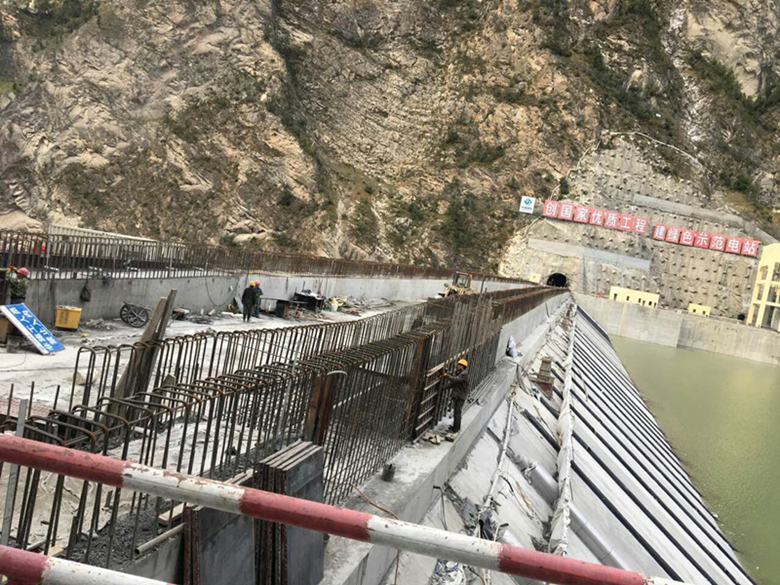 猴子巖水電站大壩工程壩頂結(jié)構(gòu)