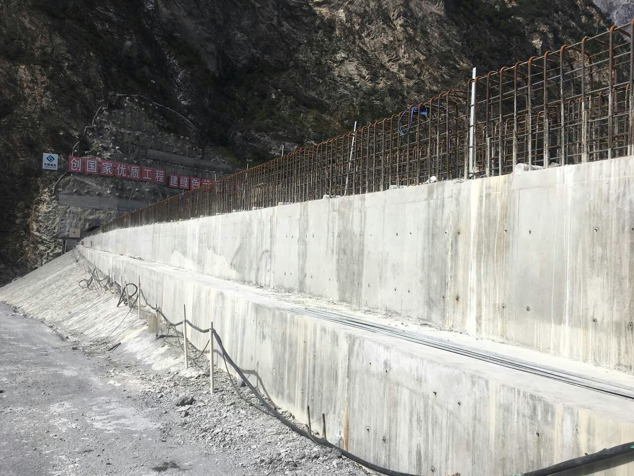猴子巖水電站大壩工程壩頂結(jié)構(gòu)